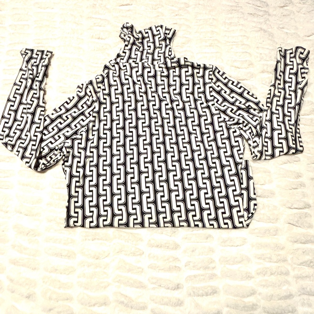 New York & Company Black & White Geometric Print Turtleneck. - Picture 4 of 6